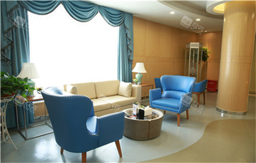 南京美奥口腔门诊部等待区